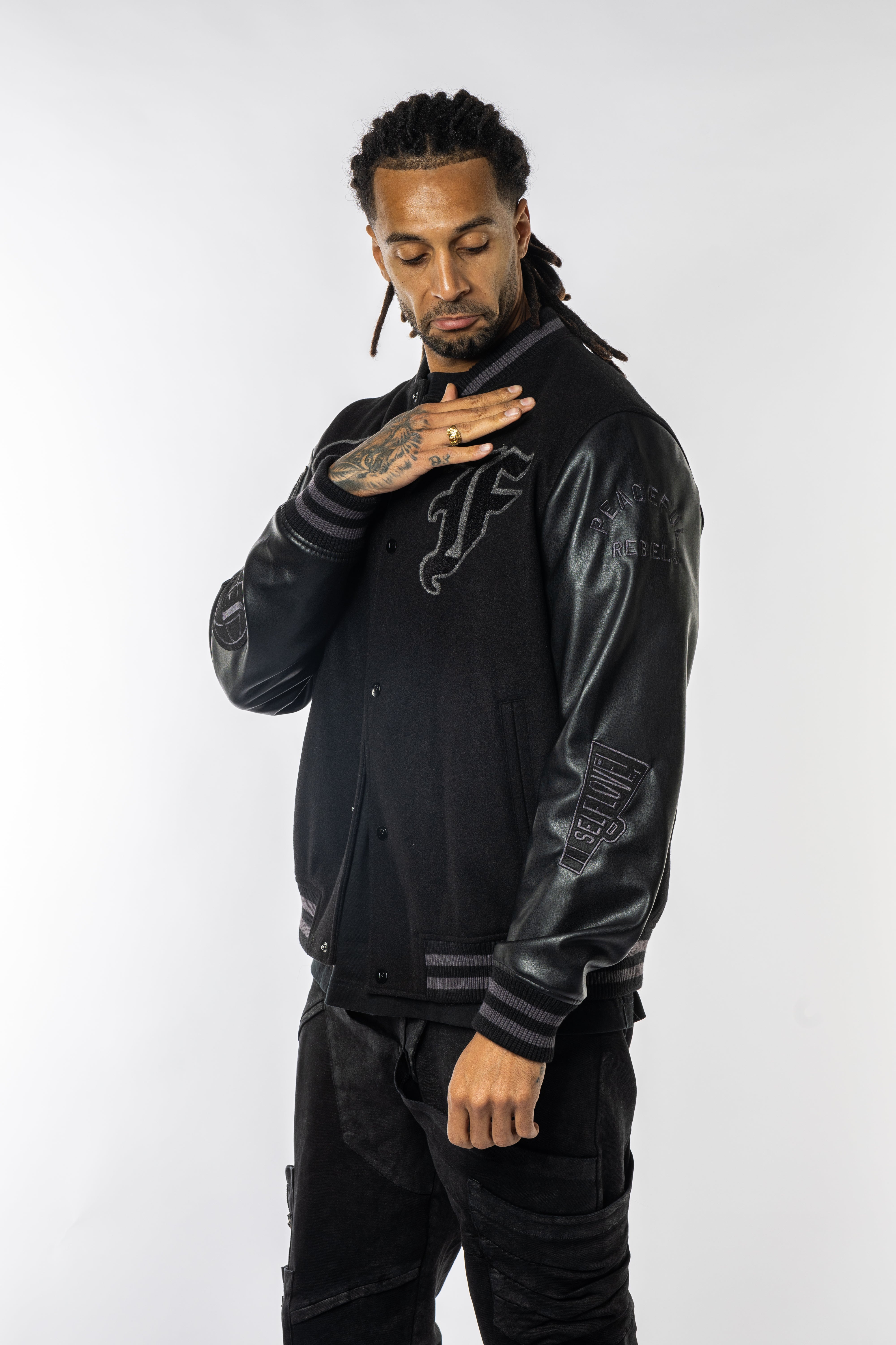 JF - Peaceful Rebels Baseball Jacket Zwart Unisex – TisjeStore