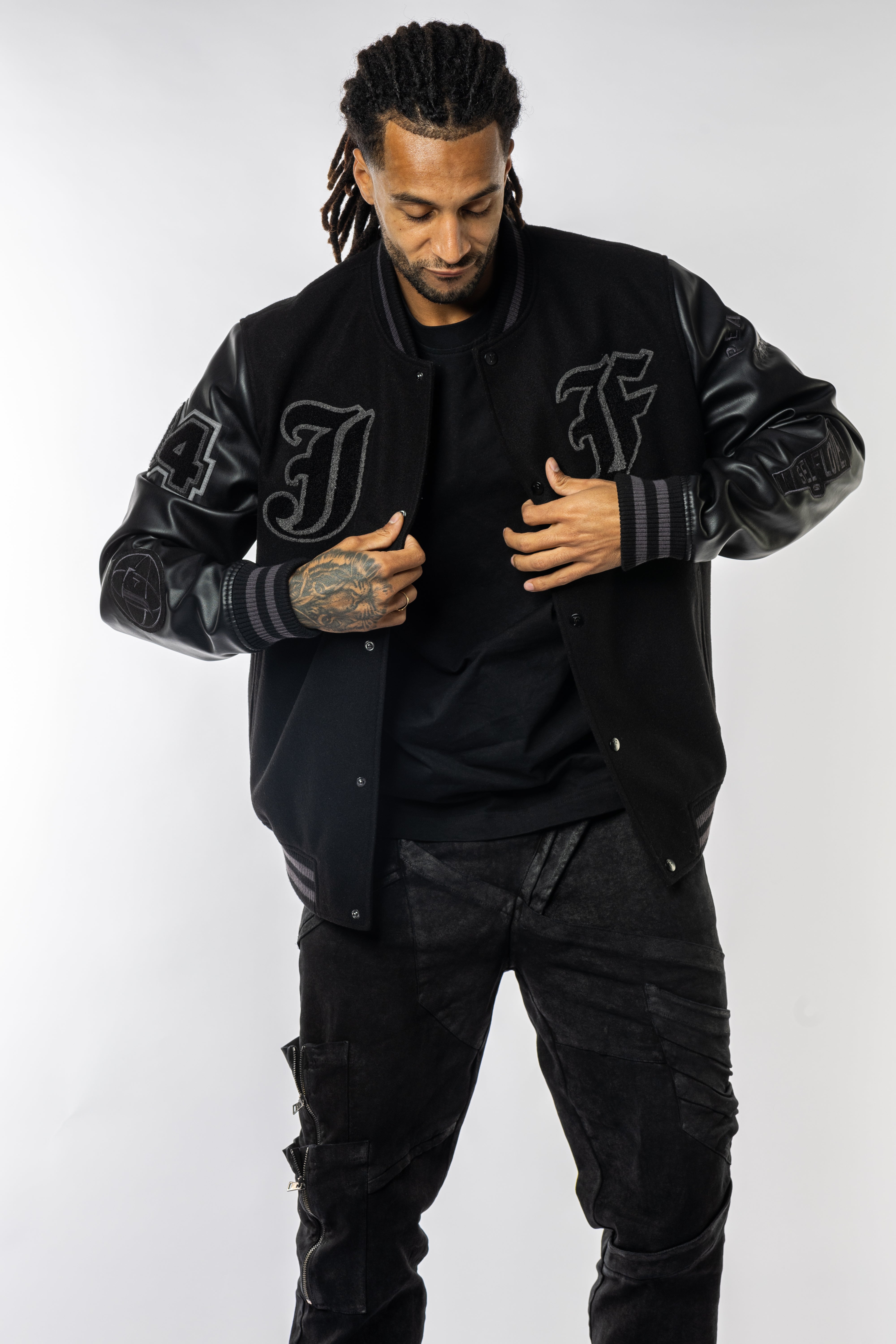 [G-RAPシールド] JACK BALL - Young Trends... JF - Peaceful Rebels Baseball Jacket Zwart Unisex – TisjeStore