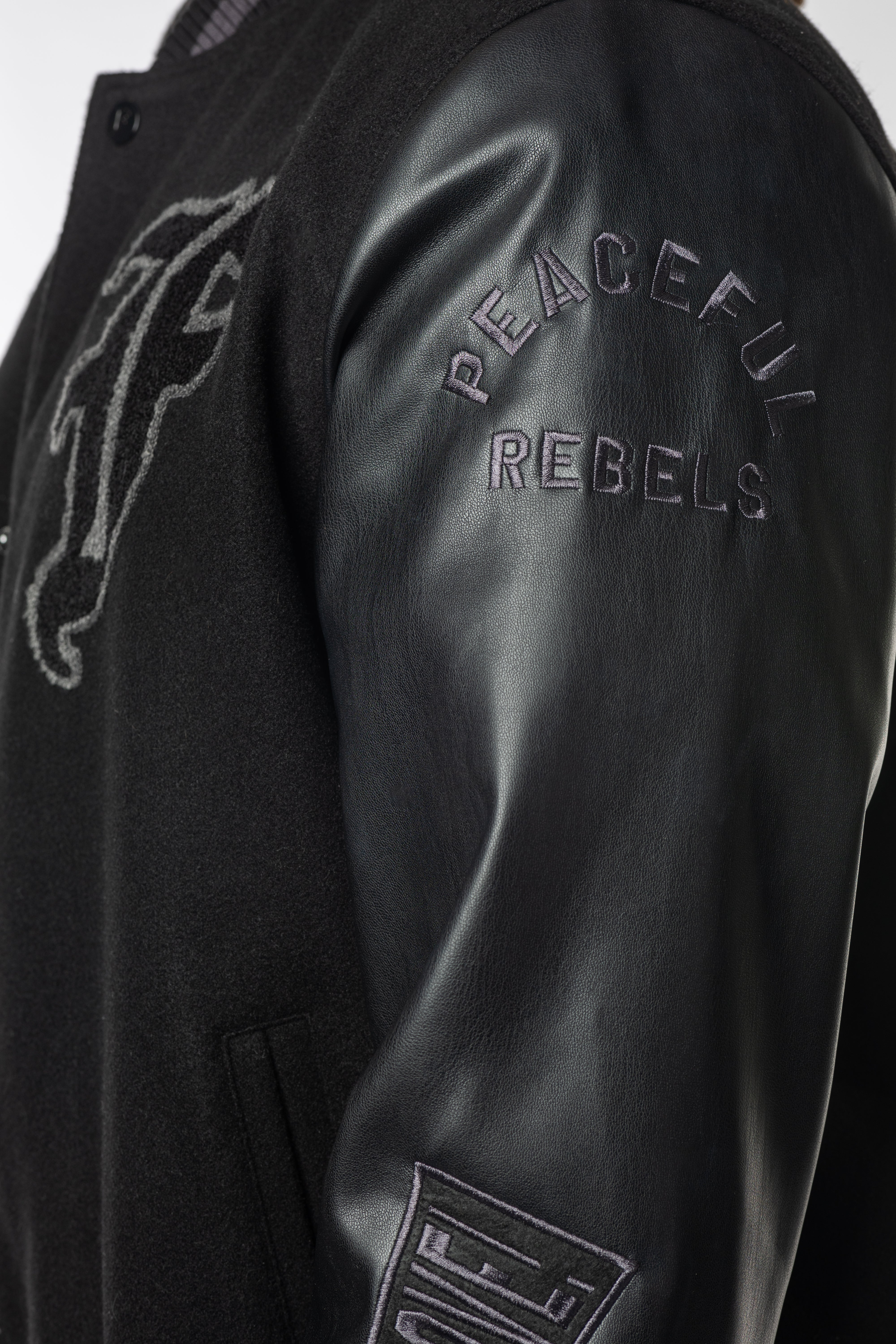 JF - Peaceful Rebels Baseball Jacket Zwart Unisex