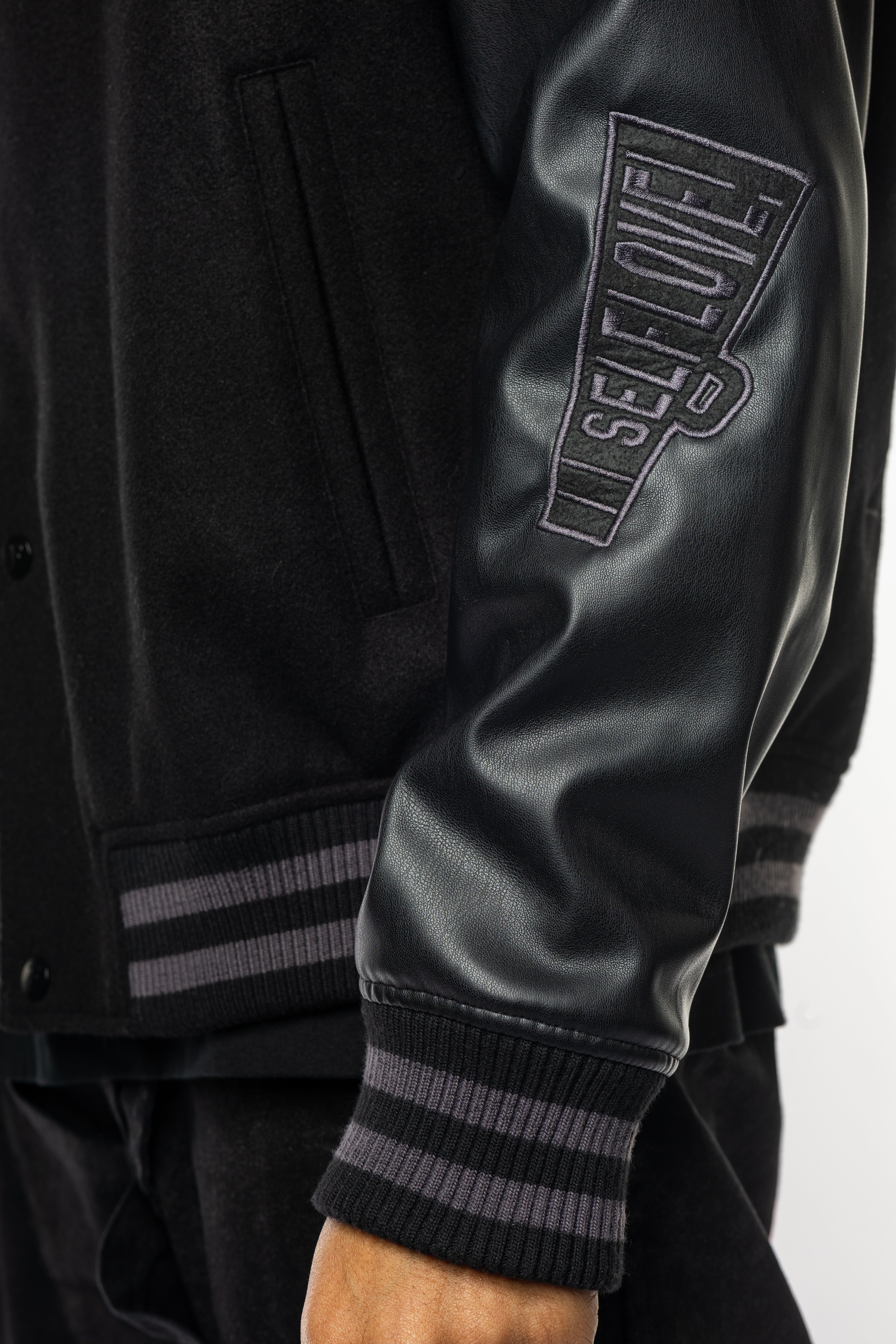 JF - Peaceful Rebels Baseball Jacket Zwart Unisex – TisjeStore